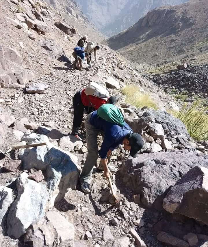 Muleteers repairing the path